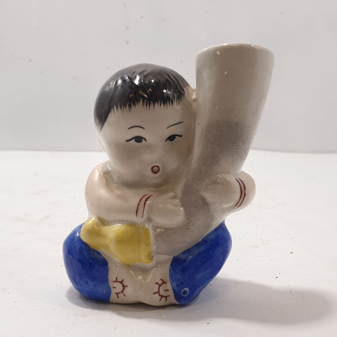 Статуэтка "Мальчик с трубой" Монголия/ Фарфор. Картинка 1